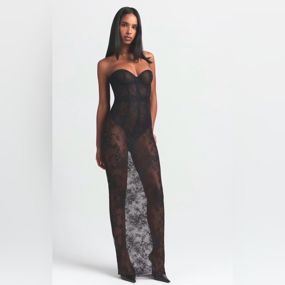 SKIMS ULTRA FINE LACE STRAPLESS CORSET LONG DRESS